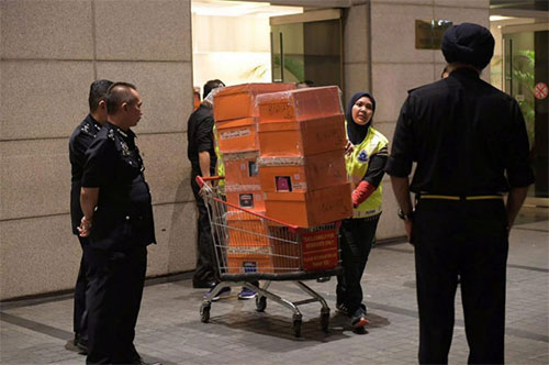 Confiscan 72 bolsos con dinero y joyas en casa del ex primer ministro de Malasia